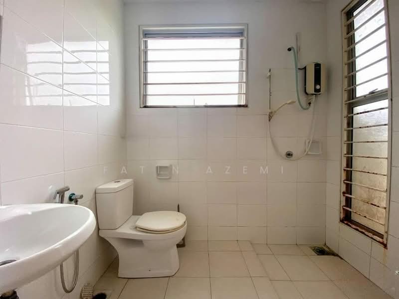 Cluster House for Sale in Taman Anggun (Rawang) - Fatin Azemi - Bathroom - PropertyGuru.com.my