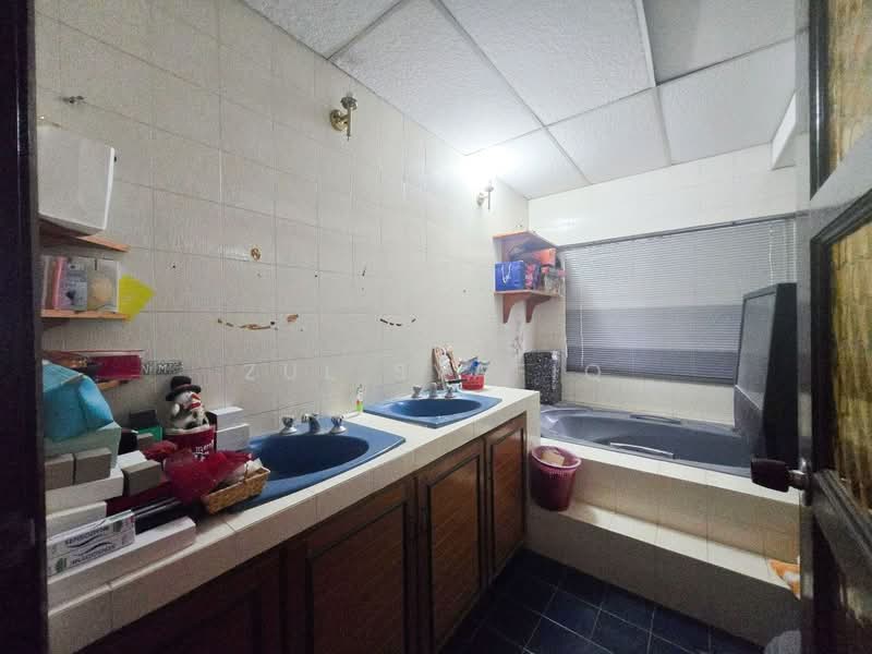 Semi-Detached House for Sale in Ampang Jaya (Ampang) - Zul Syafiq - Bathroom - PropertyGuru.com.my