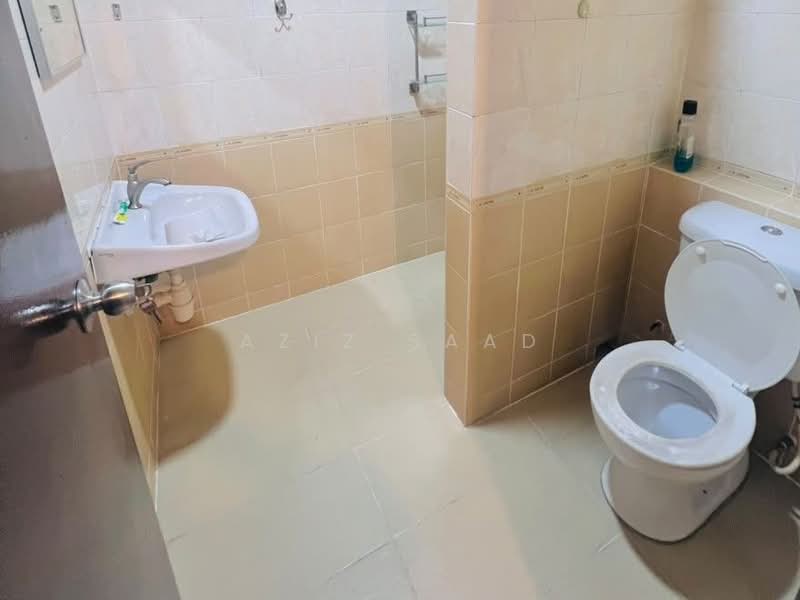 2-storey Terraced House for Rent in Subang Bestari (Shah Alam) - Aziz Saad - Bathroom - PropertyGuru.com.my
