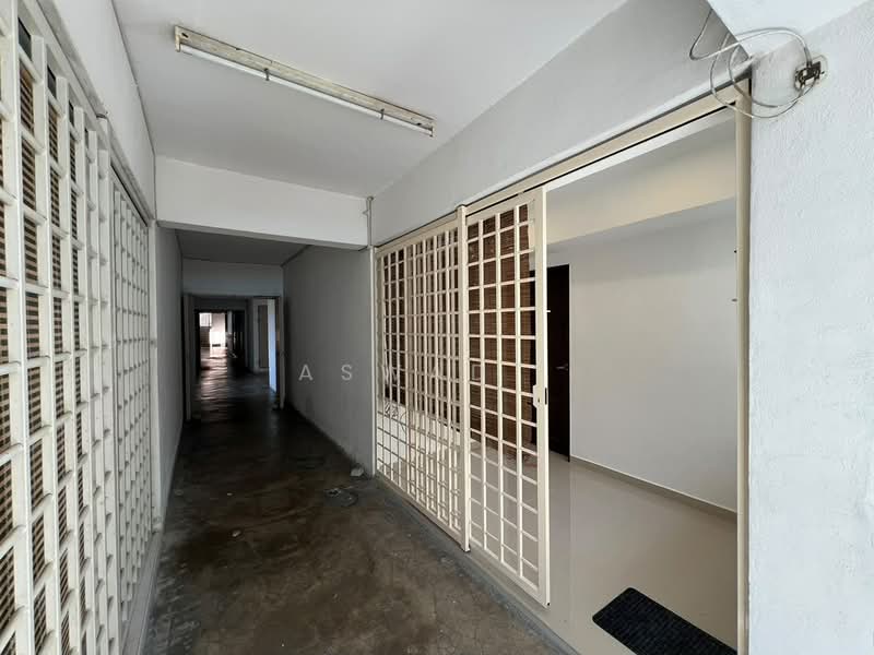 Kondominium untuk Dijual di Azuria Condominium - Aswad . - Corridor - PropertyGuru.com.my