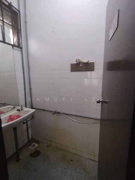 Kilang untuk Disewa di Taman Johor Jaya (Johor Bahru) - Samuel Lee - Bathroom - PropertyGuru.com.my