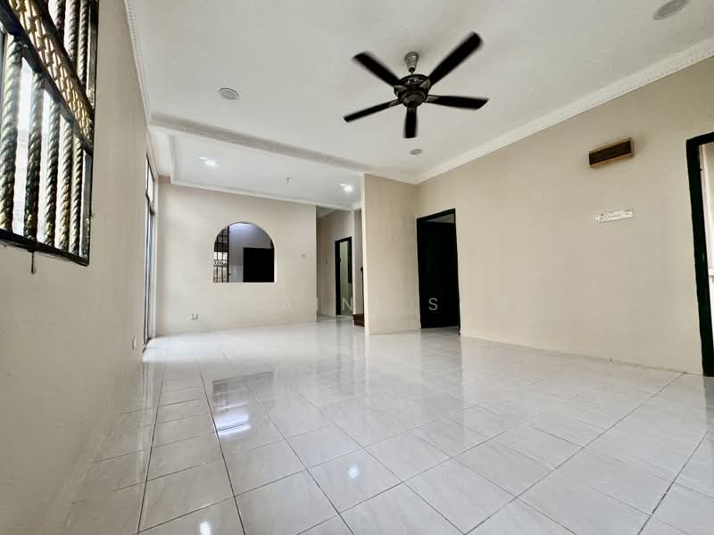 Rumah Berkembar untuk Dijual di Bandar Baru Salak Tinggi (Sepang) - Zuraini Soh - Living Room - PropertyGuru.com.my