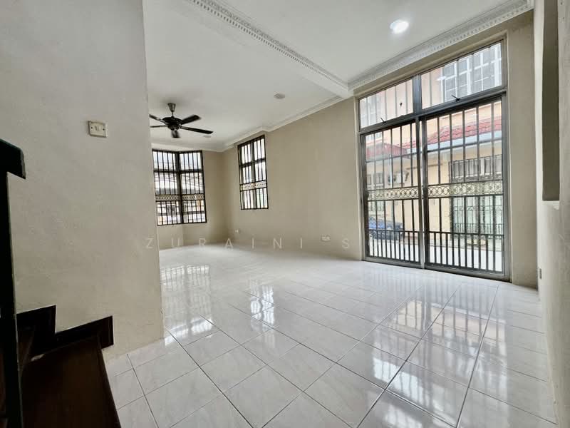 Rumah Berkembar untuk Dijual di Bandar Baru Salak Tinggi (Sepang) - Zuraini Soh - Living Room - PropertyGuru.com.my