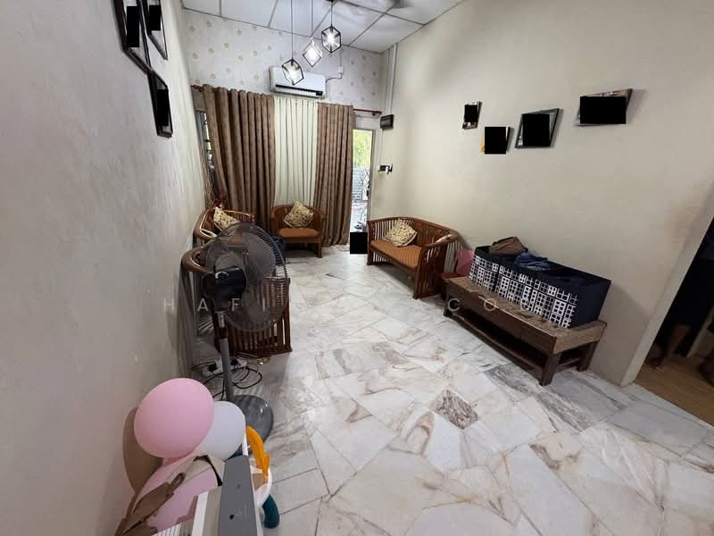 Rumah Teres 1-Tingkat untuk Dijual di Taman Telok (Telok Panglima Garang) - Hafiz Yaacob - Living Room - PropertyGuru.com.my