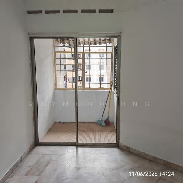 Pangsapuri untuk Dijual di Subang Perdana Goodyear Court 5 - Raymond Ong - Balcony - PropertyGuru.com.my