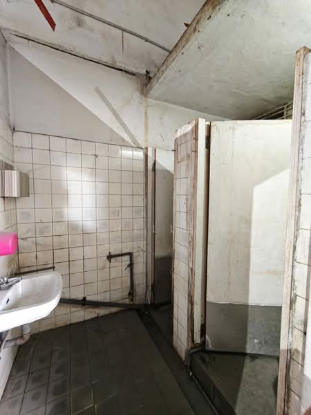 Terrace Factory for Rent in Kawasan Perindustrian Mount Austin (Tebrau) - Michelle He - Bathroom - PropertyGuru.com.my