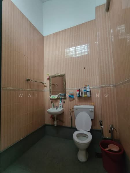 Rumah Teres 2-Tingkat untuk Disewa di Taman Muhibbah (Seri Kembangan) - Wai Ann Teng - Bathroom - PropertyGuru.com.my