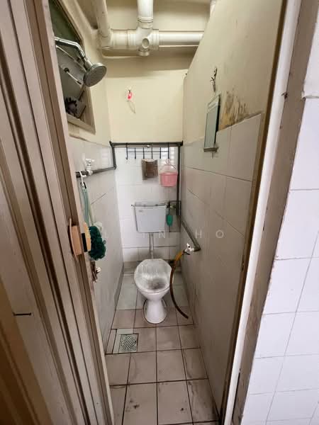 Flat for Sale at Bandar Tasik Selatan (Low Cost) - Elvin Ho - Bathroom - PropertyGuru.com.my