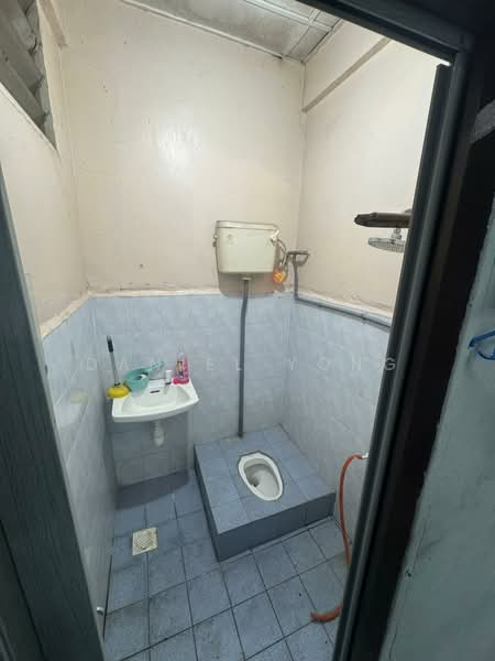 Rumah Flat untuk Dijual di Taman Megah Ria - Daniel Yong - Bathroom - PropertyGuru.com.my