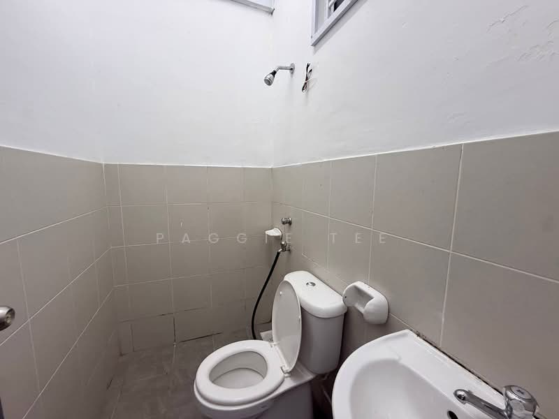 2.5-storey Terraced House for Rent in Taman Scientex Utama (Senai) - Paggie Tee - Bathroom - PropertyGuru.com.my
