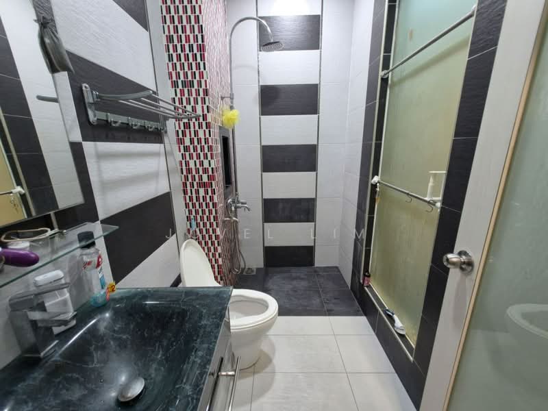 Semi-Detached House for Sale in Taman Sutera Utama (Skudai) - Jovel Lim - Bathroom - PropertyGuru.com.my