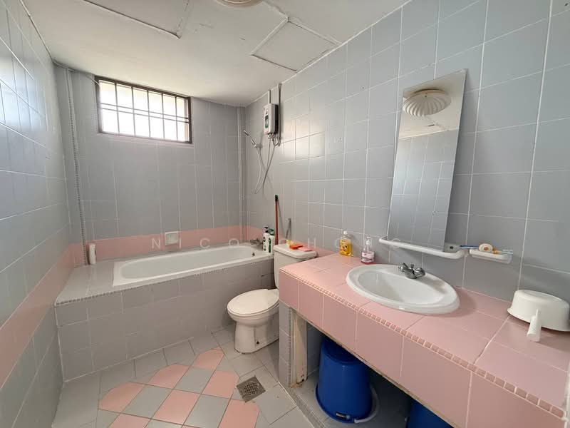 Kondominium untuk Dijual di Country Tower Condominium - Nico Chong - Bathroom - PropertyGuru.com.my
