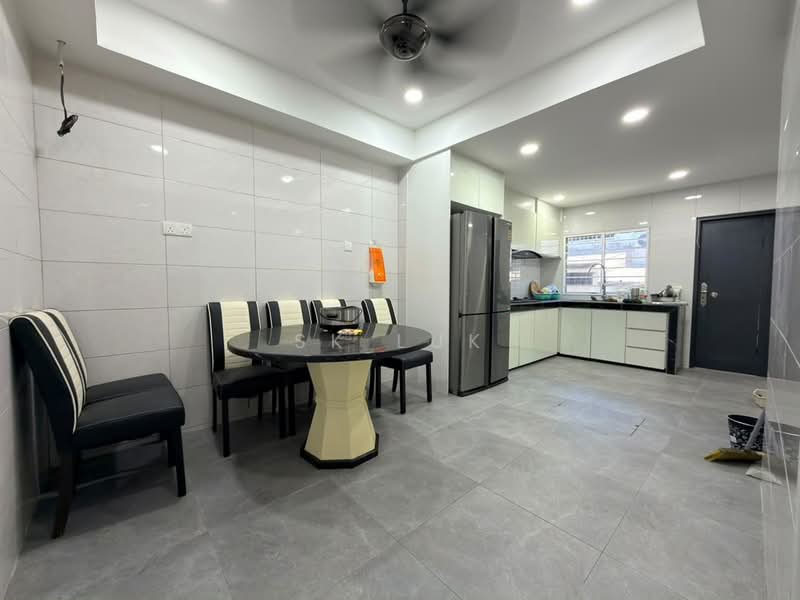 2-storey Terraced House for Sale in Rawang Perdana 2 (Rawang) - SK Luk - Kitchen - PropertyGuru.com.my