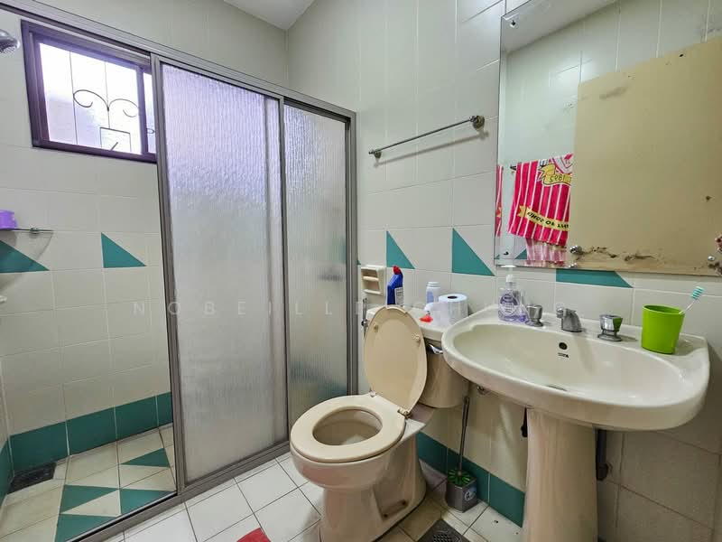 Semi-Detached House for Sale in Seksyen 13 (Shah Alam) - Nobeille Chung - Bathroom - PropertyGuru.com.my