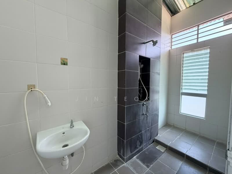 Rumah Bandar untuk Disewa di Taman Sutera Utama (Skudai) - Jin Teok - Bathroom - PropertyGuru.com.my