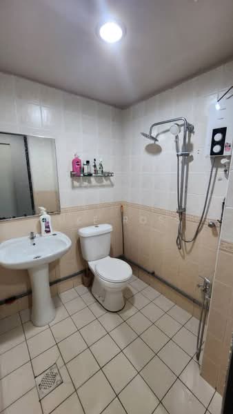 Kondominium untuk Disewa di Pelangi Indah Condominium - Luke Ross - Bathroom - PropertyGuru.com.my