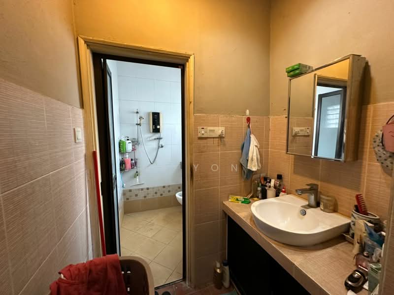 Rumah Teres 2-Tingkat untuk Dijual di Usj 2 (Subang Jaya) - Jay Yong - Bathroom - PropertyGuru.com.my