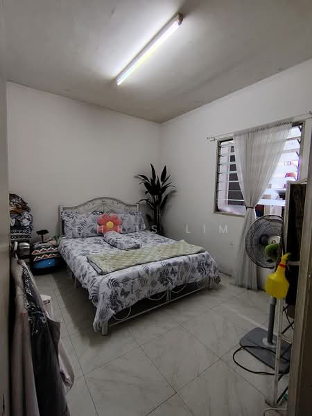 Pangsapuri untuk Dijual di Pangsapuri Permai - Chris Lim - Bedroom - PropertyGuru.com.my