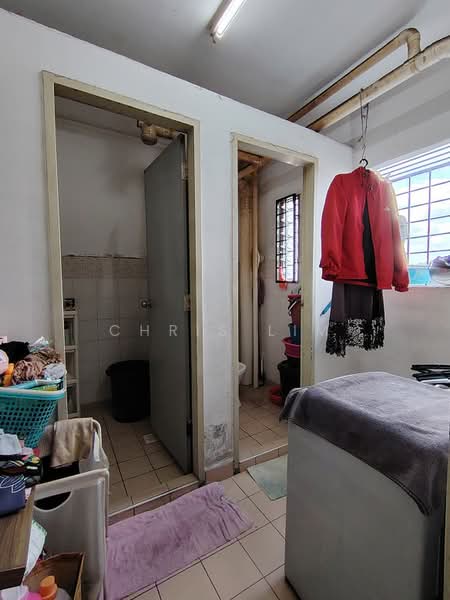 Pangsapuri untuk Dijual di Pangsapuri Permai - Chris Lim - Bathroom - PropertyGuru.com.my