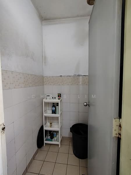 Pangsapuri untuk Dijual di Pangsapuri Permai - Chris Lim - Bathroom - PropertyGuru.com.my