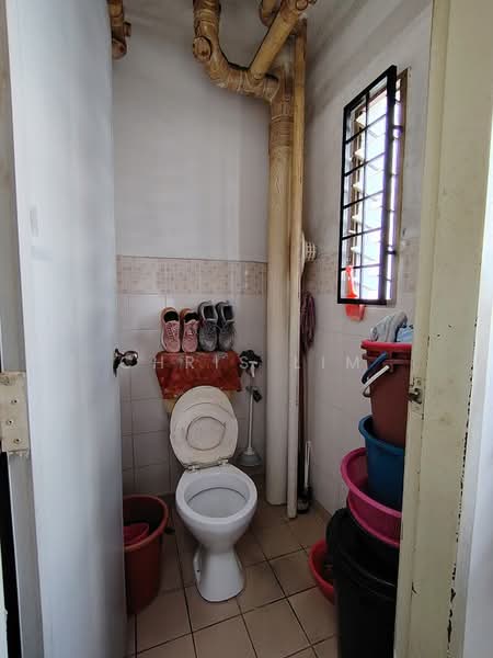 Pangsapuri untuk Dijual di Pangsapuri Permai - Chris Lim - Bathroom - PropertyGuru.com.my