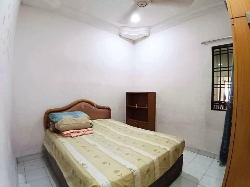 1-storey Terraced House for Sale in Taman Molek (Johor Bahru) - Karl Lim - Bedroom - PropertyGuru.com.my