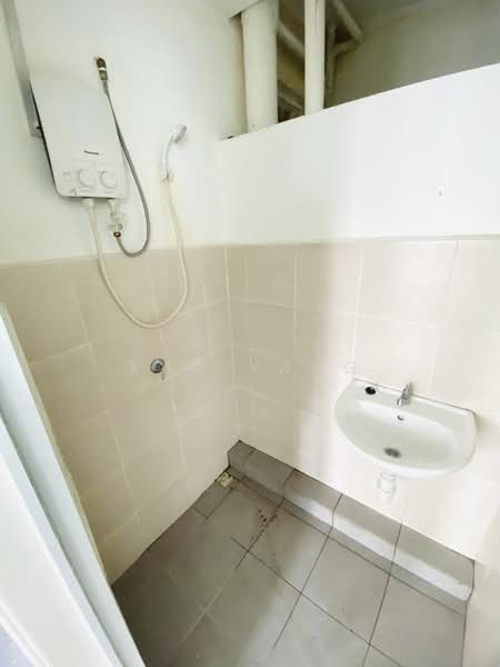 Pangsapuri untuk Dijual di Skyridge Apartment - Kah Yang - Bathroom - PropertyGuru.com.my