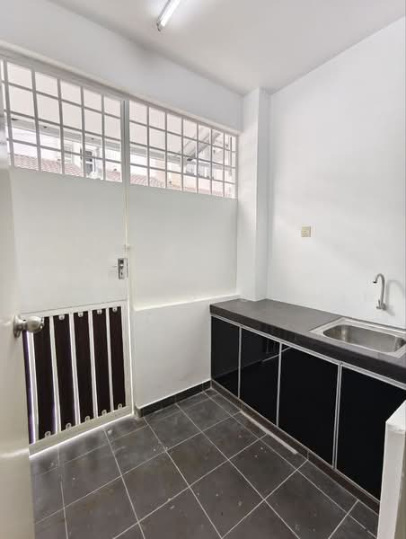 Rumah Teres 2-Tingkat untuk Disewa di Taman Mutiara Rini (Skudai) - Shieh Long Chen - Kitchen - PropertyGuru.com.my