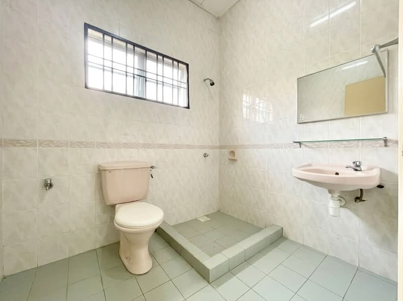 Rumah Teres 2-Tingkat untuk Dijual di Bukit Jelutong (Shah Alam) - Firdaus N - Bathroom - PropertyGuru.com.my