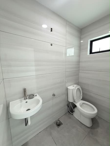 1-storey Terraced House for Sale in Taman Puteri Wangsa (Ulu Tiram) - Carson . - Bathroom - PropertyGuru.com.my