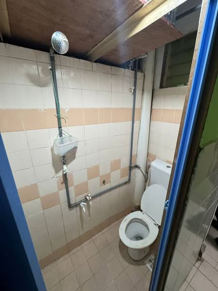 Flat for Sale at Seksyen 24 Shah Alam - Azri Zabidin - Bathroom - PropertyGuru.com.my
