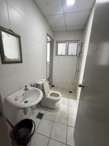 Kondominium untuk Disewa di The Wharf Residence - Carmen Kew - Bathroom - PropertyGuru.com.my