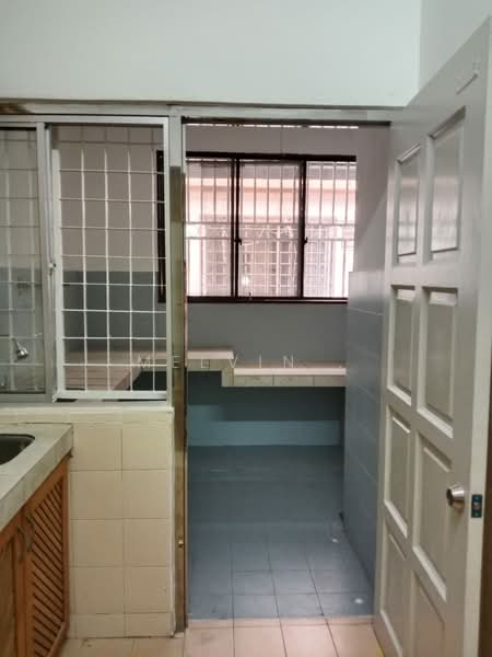 Rumah Teres 2-Tingkat untuk Disewa di Serdang (Seri Kembangan) - Melvin . - Kitchen - PropertyGuru.com.my