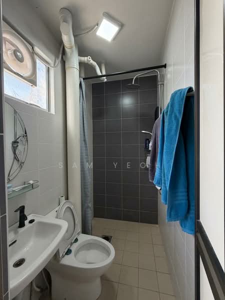 Pangsapuri untuk Dijual di Relau Vista Apartment - Sam Yeoh - Bathroom - PropertyGuru.com.my
