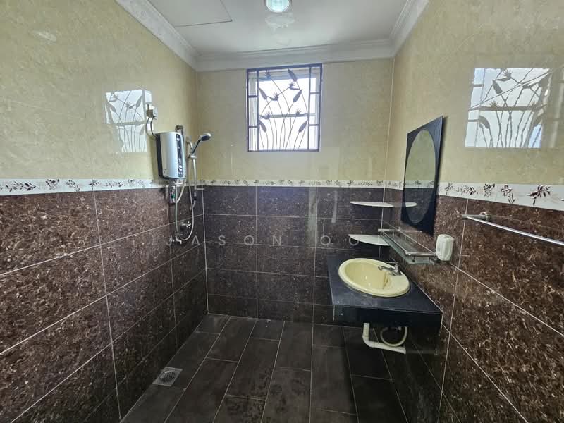 Rumah Berkembar untuk Dijual di Seksyen 27 (Shah Alam) - Jason Ooi - Bathroom - PropertyGuru.com.my