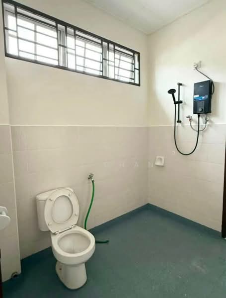 Rumah Teres 2-Tingkat untuk Disewa di Taman Pelangi Indah (Ulu Tiram) - SJ CHAN - Bathroom - PropertyGuru.com.my