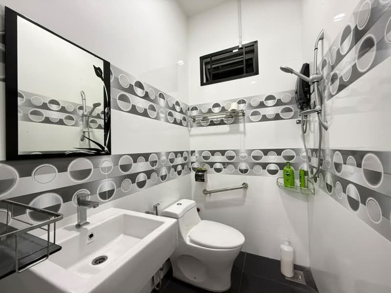 Rumah Teres 2-Tingkat untuk Dijual di Bandar Putra (Kulai) - MEL CHU - Bathroom - PropertyGuru.com.my