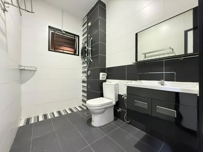 Rumah Teres 2-Tingkat untuk Dijual di Bandar Putra (Kulai) - MEL CHU - Bathroom - PropertyGuru.com.my