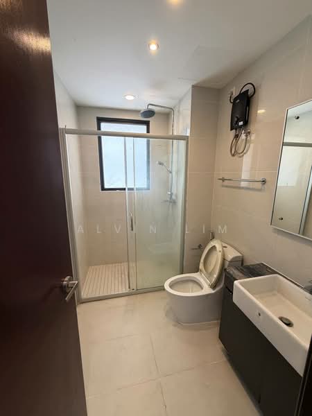 Condominium for Rent at Bay Laurel @ Country Garden Danga Bay - Alvin Lim - Bathroom - PropertyGuru.com.my