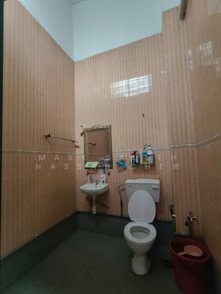 Rumah Teres untuk Disewa di Taman Muhibbah (Seri Kembangan) - Maxx Salleh Hassan Chew - Bathroom - PropertyGuru.com.my