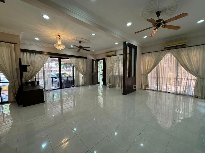 Rumah Teres 2-Tingkat untuk Dijual di Bukit Jelutong (Shah Alam) - Shiqin Saidin - Living Room - PropertyGuru.com.my