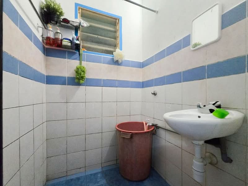 Rumah Flat untuk Dijual di Ampang Saujana Flat - Zul Syafiq - Bathroom - PropertyGuru.com.my