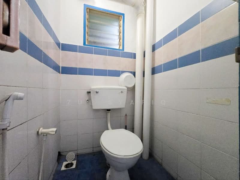 Rumah Flat untuk Dijual di Ampang Saujana Flat - Zul Syafiq - Bathroom - PropertyGuru.com.my