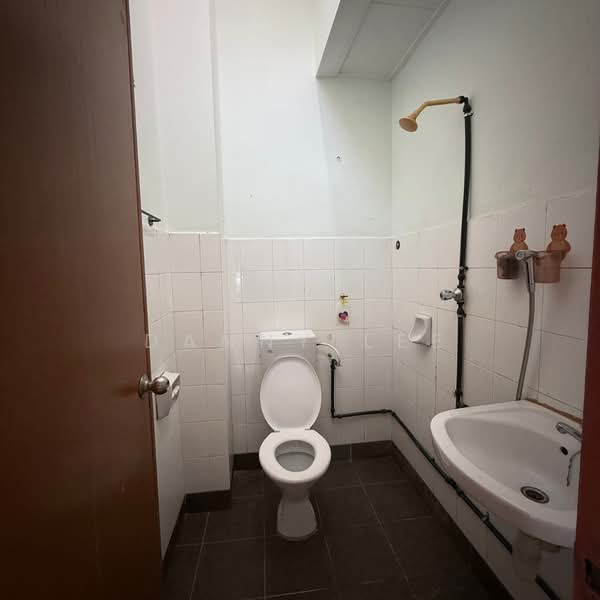 Rumah Teres 2-Tingkat untuk Dijual di Taman Lestari Putra (Seri Kembangan) - Danny Lee - Bathroom - PropertyGuru.com.my