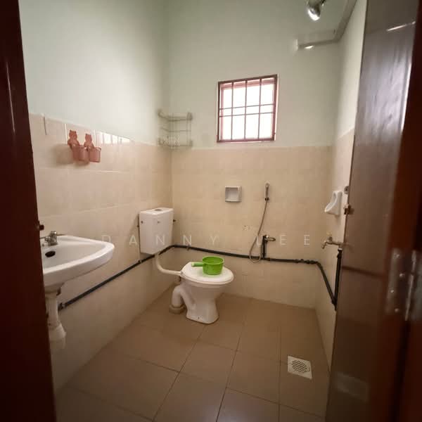 Rumah Teres 2-Tingkat untuk Dijual di Taman Lestari Putra (Seri Kembangan) - Danny Lee - Bathroom - PropertyGuru.com.my