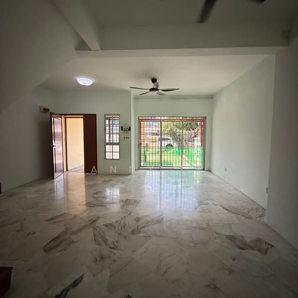 Rumah Teres 2-Tingkat untuk Dijual di Taman Lestari Putra (Seri Kembangan) - Danny Lee - Living Room - PropertyGuru.com.my