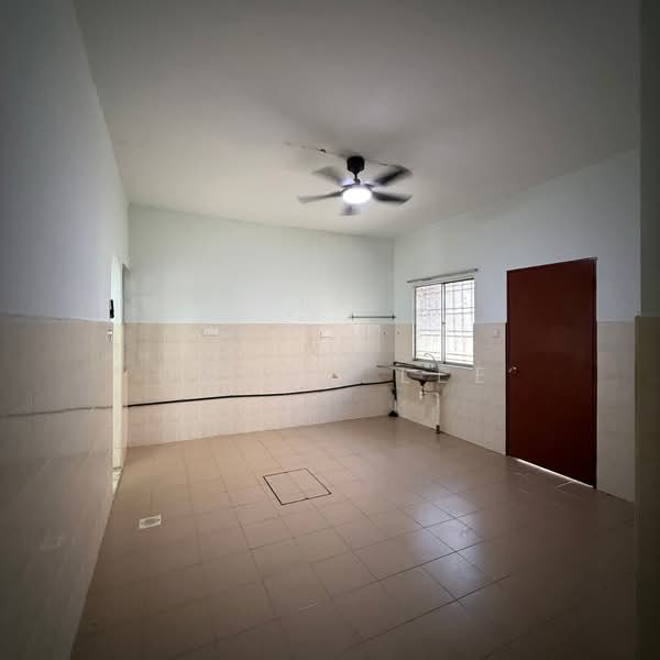 Rumah Teres 2-Tingkat untuk Dijual di Taman Lestari Putra (Seri Kembangan) - Danny Lee - Kitchen - PropertyGuru.com.my