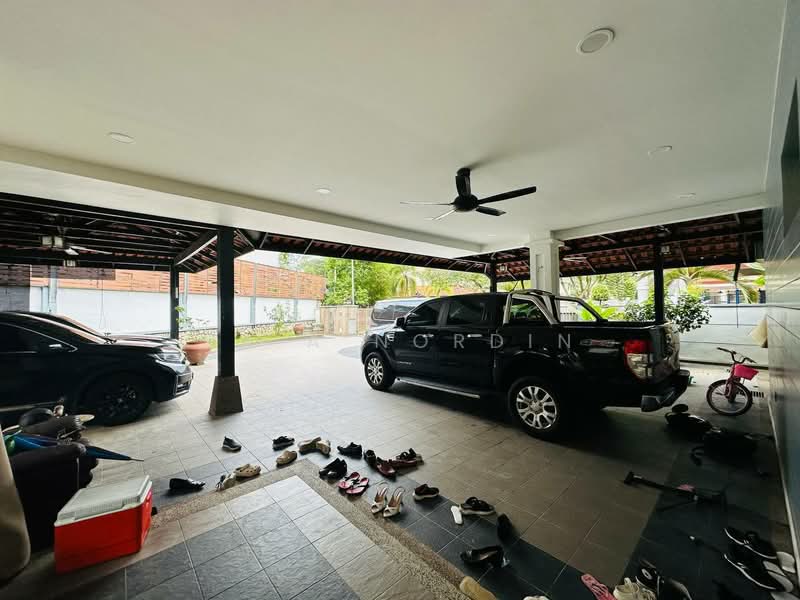Bungalow House for Sale in Kota Damansara (Selangor) - Sa'a Nordin - Car Park - PropertyGuru.com.my