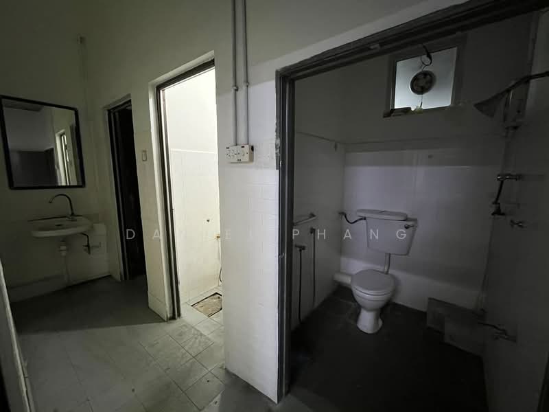 Shop / Office untuk Disewa di George Town (Penang) - Daniel Phang - Bathroom - PropertyGuru.com.my