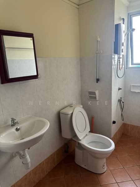 Pangsapuri untuk Disewa di Permas Ville Apartment - Werner Kee - Bathroom - PropertyGuru.com.my
